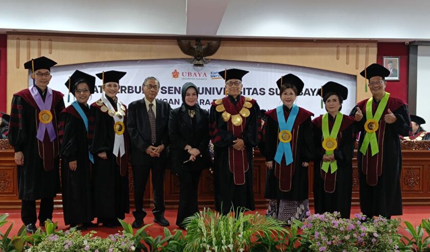 Universitas Surabaya (Ubaya) memperkuat kualitas pendidikan dengan menambah enam guru besar dari empat Fakultas yakni Fakultas Bisnis dan Ekonomika, Fakultas Teknobiologi, Fakultas Psikologi dan Fakultas Farmasi, pada Jumat (16/2/2024). Foto: Risky suarasurabaya.net