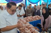 Adhy Karyono Pj Gubernur Jatim memantau kegiatan operasi pasar murah di Kantor Disperindag Jatim, Minggu (25/2/2024). Foto: Wildan suarasurabaya.net