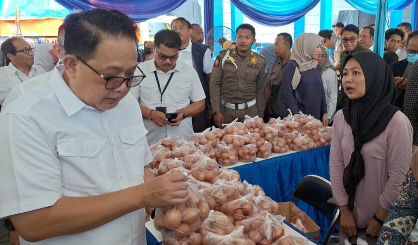 Adhy Karyono Pj Gubernur Jatim memantau kegiatan operasi pasar murah di Kantor Disperindag Jatim, Minggu (25/2/2024). Foto: Wildan suarasurabaya.net