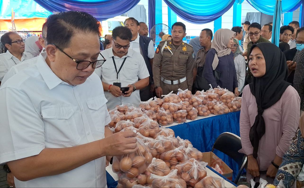 Adhy Karyono Pj Gubernur Jatim memantau kegiatan operasi pasar murah di Kantor Disperindag Jatim, Minggu (25/2/2024). Foto: Wildan suarasurabaya.net