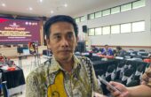 Nur Syamsi Ketua KPU Kota Surabaya waktu ditemui di sela rekapitulasi penghitungan suara pemilu, Rabu (28/2/2024). Foto: Wildan suarasurabaya.net