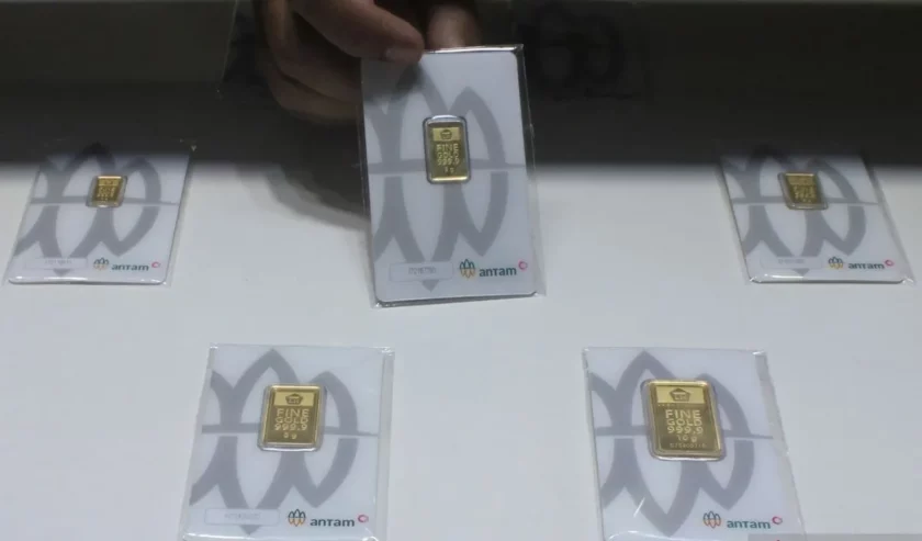 Pedagang menunjukkan emas Antam di etalase toko emas, Cikini, Jakarta, Rabu (3/1/2024). Harga emas batangan Antam pada Rabu (3/1/2024) stagnan di posisi Rp1.129.000 per gram. Foto : Antara