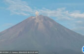 Kolom abu vulkanik keluar akibat aktivitas erupsi yang terjadi pada Gunung Semeru yang berlokasi di Kabupaten Malang dan Kabupaten Lumajang, Provinsi Jawa Timur, Jumat (2/2/2024). Foto: Antara