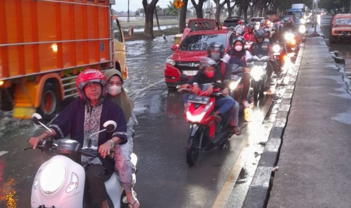 Uji Coba Buka Jalur Pantura Demak-Kudus Usai Banjir Burut