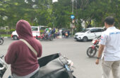 Kecelakaan pemotor dengan mobil terjadi di Jalan Ahmad Yani Surabaya pada Senin (19/2/2024). Foto: Budi Santoso via WhatsApp Suara Surabaya