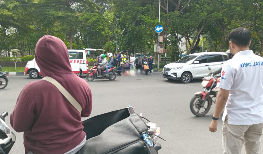 Kecelakaan pemotor dengan mobil terjadi di Jalan Ahmad Yani Surabaya pada Senin (19/2/2024). Foto: Budi Santoso via WhatsApp Suara Surabaya