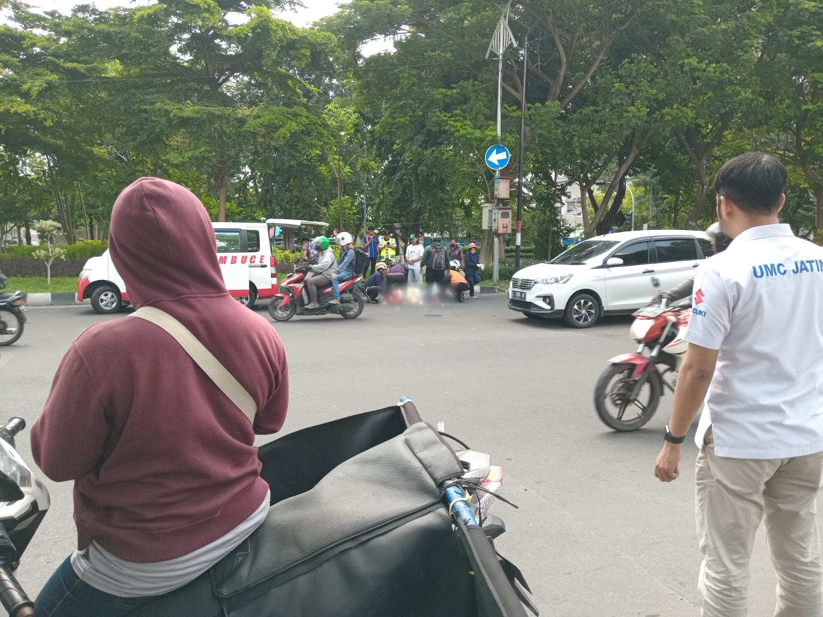 Kecelakaan pemotor dengan mobil terjadi di Jalan Ahmad Yani Surabaya pada Senin (19/2/2024). Foto: Budi Santoso via WhatsApp Suara Surabaya