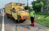 Kecelakaan truk boks dengan truk kontainer di Tol Perak arah Kebomas pada KAmis (15/2/2024) sore. Foto: Iptu Arifin Sat PJR Polda Jatim