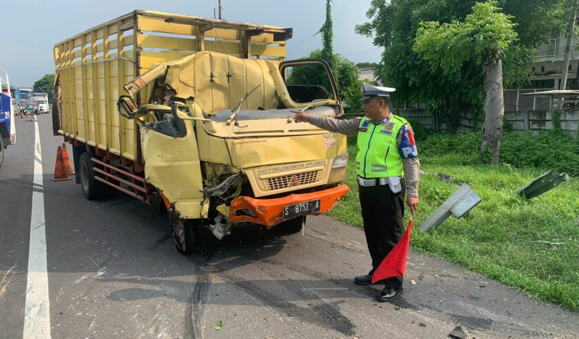 Kecelakaan truk boks dengan truk kontainer di Tol Perak arah Kebomas pada KAmis (15/2/2024) sore. Foto: Iptu Arifin Sat PJR Polda Jatim