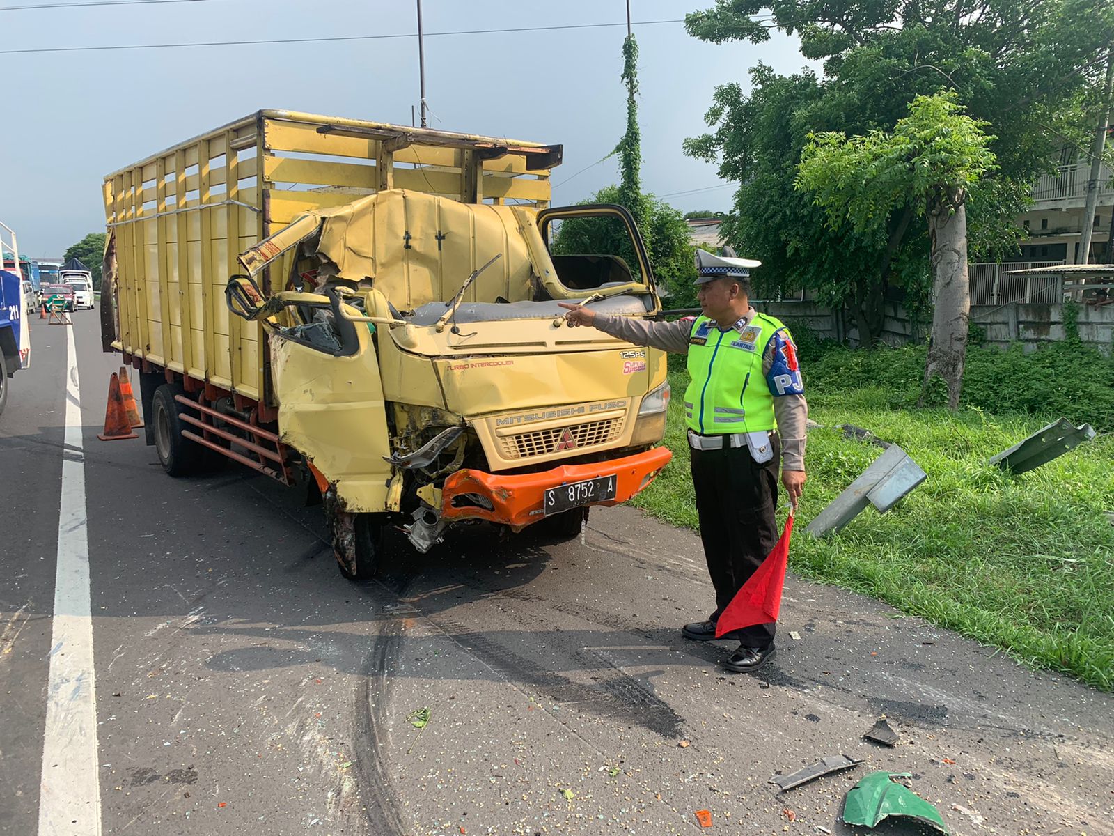 Kecelakaan truk boks dengan truk kontainer di Tol Perak arah Kebomas pada KAmis (15/2/2024) sore. Foto: Iptu Arifin Sat PJR Polda Jatim