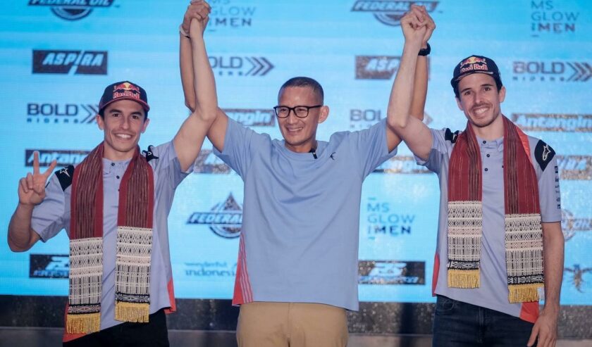 Kemenparekraf Sandiaga Uno bersama Marc Marquez dan Alex Marquez dalam Kickoff Press Conference Gresini Racing Team, Sabtu (3/2/2024). Foto: Kemenparekraf RI