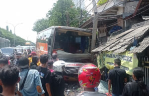 Bus Tabrak Tiang Listrik di Sukodadi Lamongan