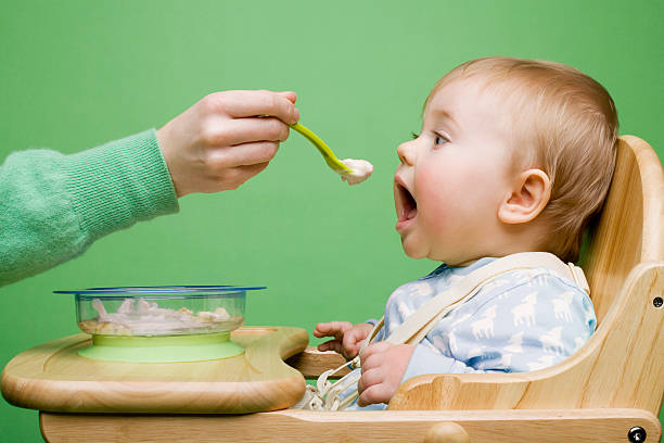 Ilustrasi - Bayi sedang disuapi makanan. Foto: Getty Images
