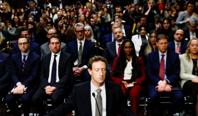 Mark Zuckerberg Minta Maaf kepada Keluarga Korban Pelecehan di Media Sosial dalam sidang Komite Kehakiman Senat pada hari Rabu (31/1/2024). Foto: Reuters