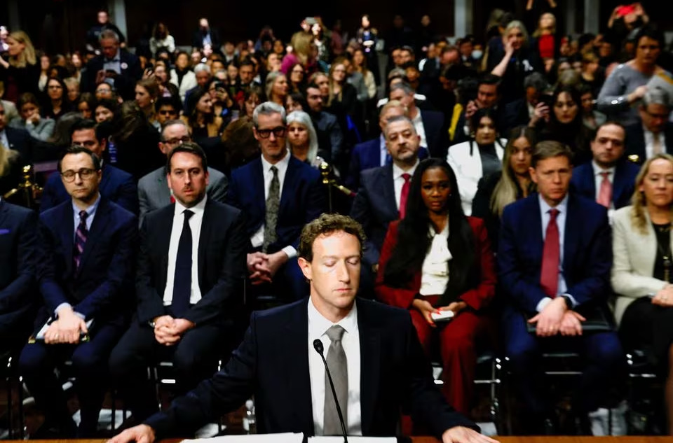 Mark Zuckerberg Minta Maaf kepada Keluarga Korban Pelecehan di Media Sosial dalam sidang Komite Kehakiman Senat pada hari Rabu (31/1/2024). Foto: Reuters