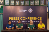 Prof Budi Santoso Dekan Fakultas Kedokteran Universitas Airlangga (jersey hijau kedua dari kiri) saat konferensi pers Surabaya Medic Air Run, Selasa (27/2/2024). Foto: Meilita suarasurabaya.net