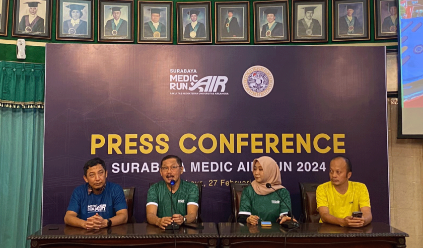 Prof Budi Santoso Dekan Fakultas Kedokteran Universitas Airlangga (jersey hijau kedua dari kiri) saat konferensi pers Surabaya Medic Air Run, Selasa (27/2/2024). Foto: Meilita suarasurabaya.net