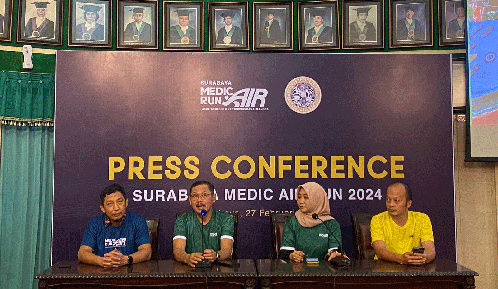 Prof Budi Santoso Dekan Fakultas Kedokteran Universitas Airlangga (jersey hijau kedua dari kiri) saat konferensi pers Surabaya Medic Air Run, Selasa (27/2/2024). Foto: Meilita suarasurabaya.net