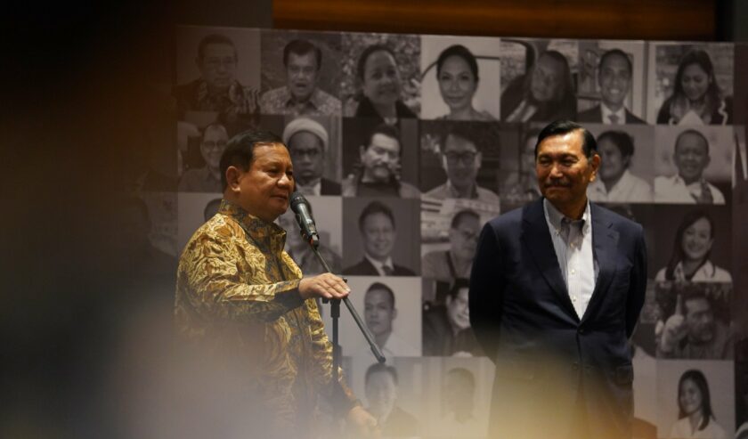 Prabowo Subianto (kiri) bersama Luhut Binsar Pandjaitan Menteri Koordinator Bidang Kemaritiman dan Investasi (Menko Marves) dalam acara perayaan HUT ke-76 Luhut di Jakarta, Kamis (28/9/2023). Foto: Tim Media Prabowo Subianto