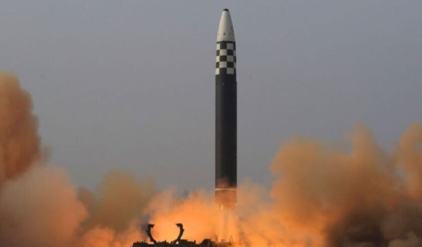 Foto yang disiarkan kantor berita Korea Utara pada 25 Maret 2022, memperlihatkan uji coba peluncuran rudal balistik antarbenua (ICBM) Hwasongpho-17 milik Korea Utara. Foto: Korean Central News Agency