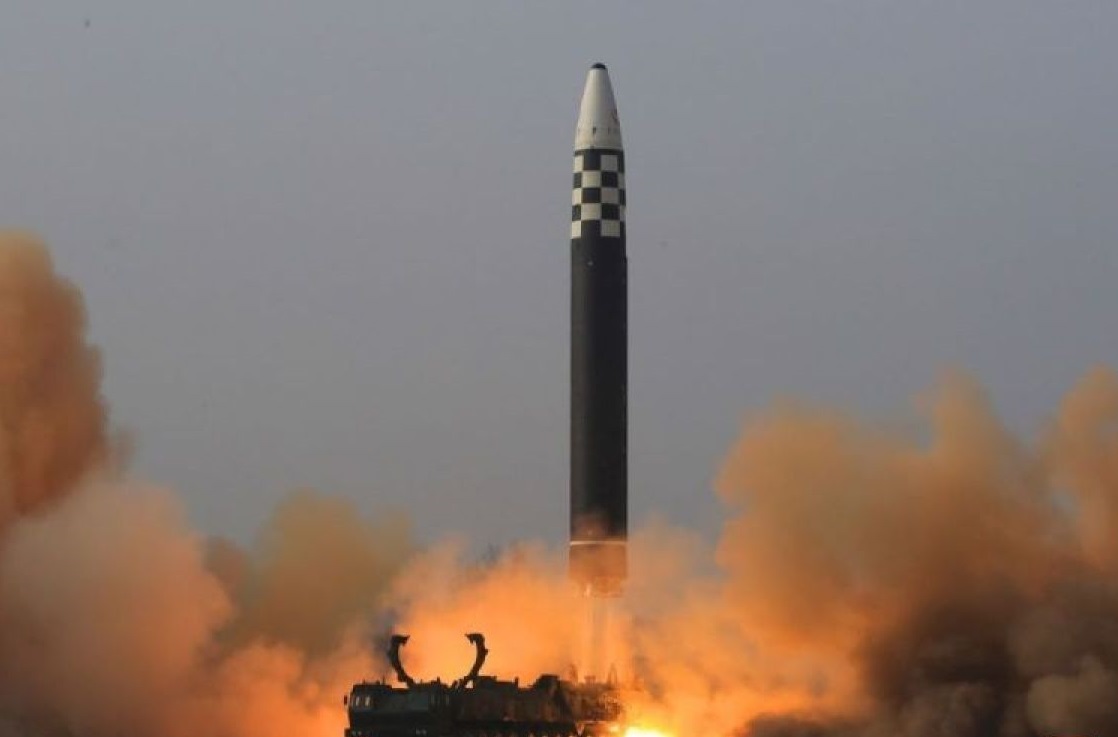 Foto yang disiarkan kantor berita Korea Utara pada 25 Maret 2022, memperlihatkan uji coba peluncuran rudal balistik antarbenua (ICBM) Hwasongpho-17 milik Korea Utara. Foto: Korean Central News Agency