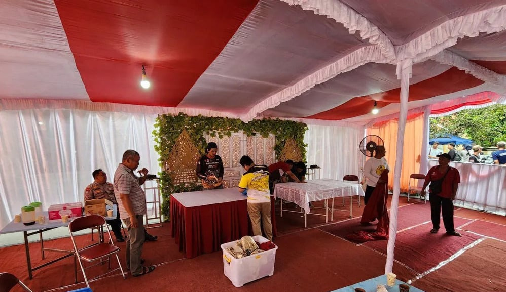 Petugas menyiapkan TPS 11 Kelurahan Lempongsari, Kota Semarang, Jawa Tengah, Selasa (13/2/2024), yang akan menjadi tempat Capres RI Ganjar Pranowo memberikan suaranya. Foto: Antara