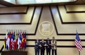 Duta Besar Amerika Serikat untuk Perhimpunan Bangsa-Bangsa Asia Tenggara Yohannes Abraham (dua kanan) dan Sekretaris Jenderal, ASEAN Kao Kim Hourn (dua kiri) pada acara ASEAN-USAID di Gedung Sekretariat ASEAN, Jakarta, Rabu (7/2/2024). Foto: Antara