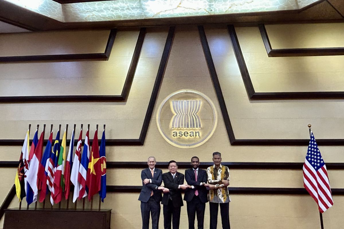 Duta Besar Amerika Serikat untuk Perhimpunan Bangsa-Bangsa Asia Tenggara Yohannes Abraham (dua kanan) dan Sekretaris Jenderal, ASEAN Kao Kim Hourn (dua kiri) pada acara ASEAN-USAID di Gedung Sekretariat ASEAN, Jakarta, Rabu (7/2/2024). Foto: Antara