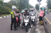 Polisi menilang pengendara sepeda motor yang tetap lewat Layang Mayangkara meski sudah ada rambu larangan pada Jumat (2/2/2024). Foto: Agung Andri Purnomo via WA SS