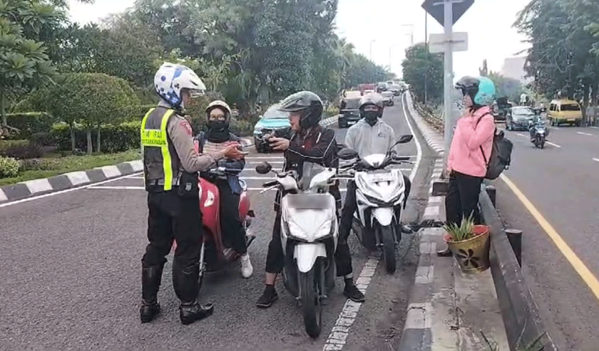 Polisi menilang pengendara sepeda motor yang tetap lewat Layang Mayangkara meski sudah ada rambu larangan pada Jumat (2/2/2024). Foto: Agung Andri Purnomo via WA SS