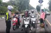 Polisi menilang pengendara sepeda motor yang tetap lewat Layang Mayangkara meski sudah ada rambu larangan pada Jumat (2/2/2024). Foto: Agung Andri Purnomo via WA SS