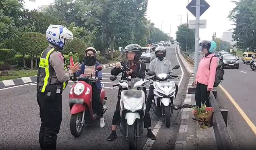 Polisi menilang pengendara sepeda motor yang tetap lewat Layang Mayangkara meski sudah ada rambu larangan pada Jumat (2/2/2024). Foto: Agung Andri Purnomo via WA SS