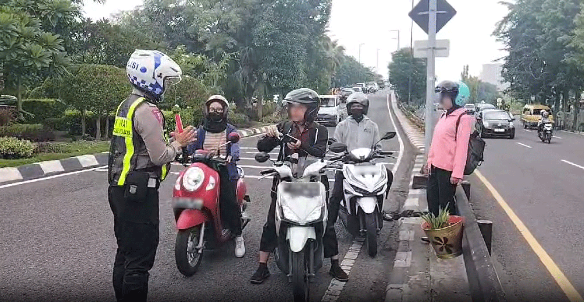 Polisi menilang pengendara sepeda motor yang tetap lewat Layang Mayangkara meski sudah ada rambu larangan pada Jumat (2/2/2024). Foto: Agung Andri Purnomo via WA SS