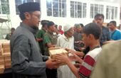 Pembagian nasi kotak setelah salat Magrib berjamaah di Masjid Al Falahdi Jalan Raya Darmo, Kecamatan Wonokromo, Kota Surabaya, Rabu (13/3/2024). Foto Dani magang suarasuarabaya.net