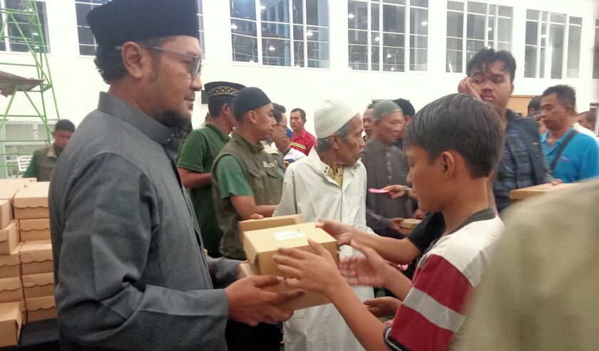 Pembagian nasi kotak setelah salat Magrib berjamaah di Masjid Al Falahdi Jalan Raya Darmo, Kecamatan Wonokromo, Kota Surabaya, Rabu (13/3/2024). Foto Dani magang suarasuarabaya.net