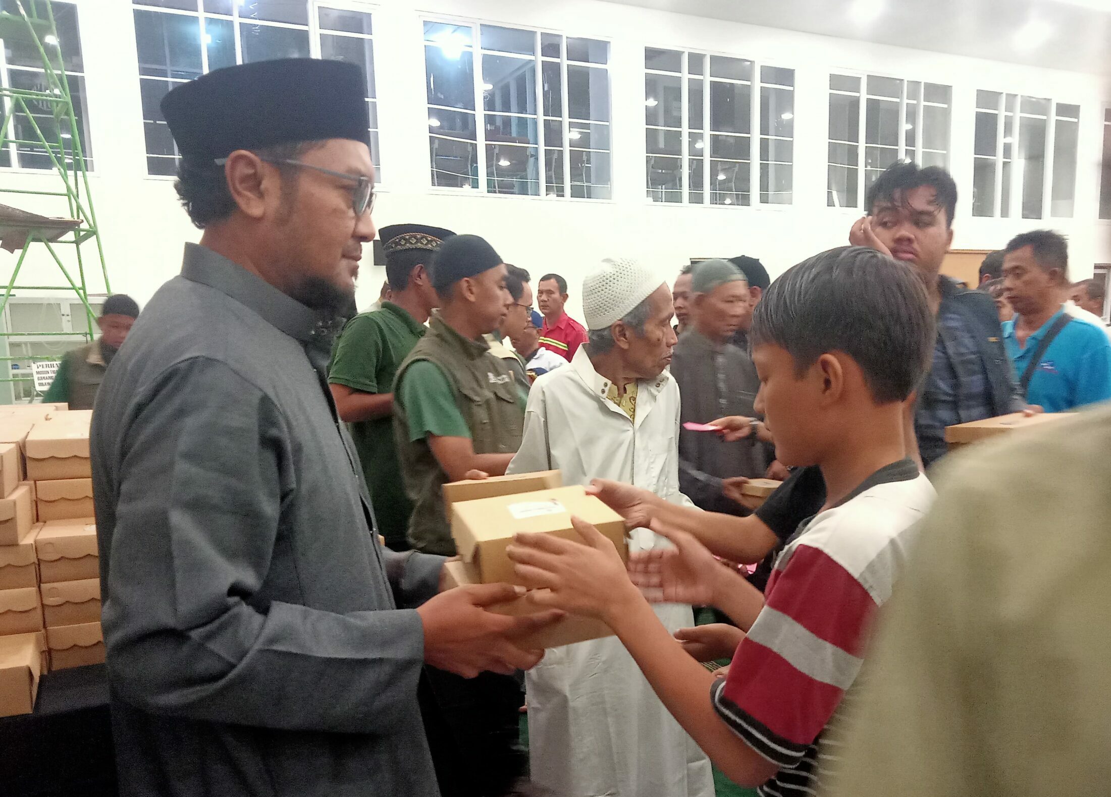 Pembagian nasi kotak setelah salat Magrib berjamaah di Masjid Al Falahdi Jalan Raya Darmo, Kecamatan Wonokromo, Kota Surabaya, Rabu (13/3/2024). Foto Dani magang suarasuarabaya.net