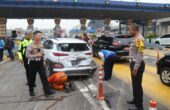 Kombes Pol Latif Usman Dirlantas Polda Metro Jaya (kanan) saat mengecek kecelakaan di Gerbang Tol Halim, Rabu (27/3/2024). Foto: Dirlantas Polda Metro Jaya/Antara