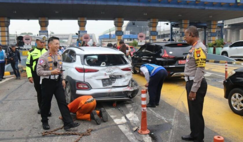 Kombes Pol Latif Usman Dirlantas Polda Metro Jaya (kanan) saat mengecek kecelakaan di Gerbang Tol Halim, Rabu (27/3/2024). Foto: Dirlantas Polda Metro Jaya/Antara