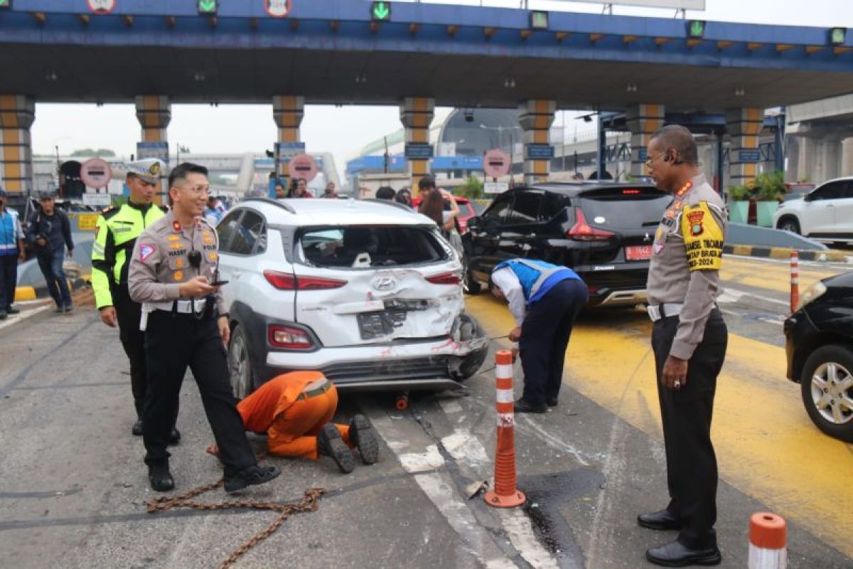 Kombes Pol Latif Usman Dirlantas Polda Metro Jaya (kanan) saat mengecek kecelakaan di Gerbang Tol Halim, Rabu (27/3/2024). Foto: Dirlantas Polda Metro Jaya/Antara