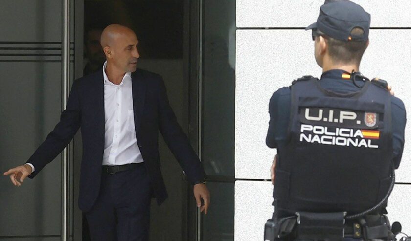 Luis Rubiales mantan presiden Federasi Sepak Bola Kerajaan Spanyol ketika meninggalkan pengadilan tinggi di Madrid, Spanyol pada 15 September 2023. Foto: Reuters