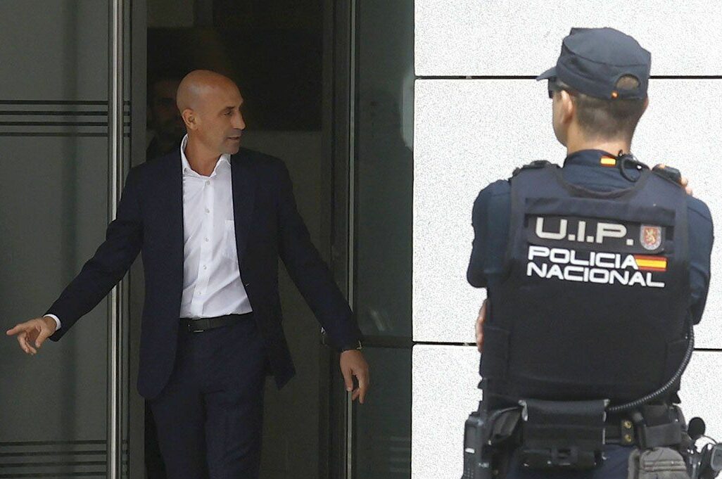 Luis Rubiales mantan presiden Federasi Sepak Bola Kerajaan Spanyol ketika meninggalkan pengadilan tinggi di Madrid, Spanyol pada 15 September 2023. Foto: Reuters