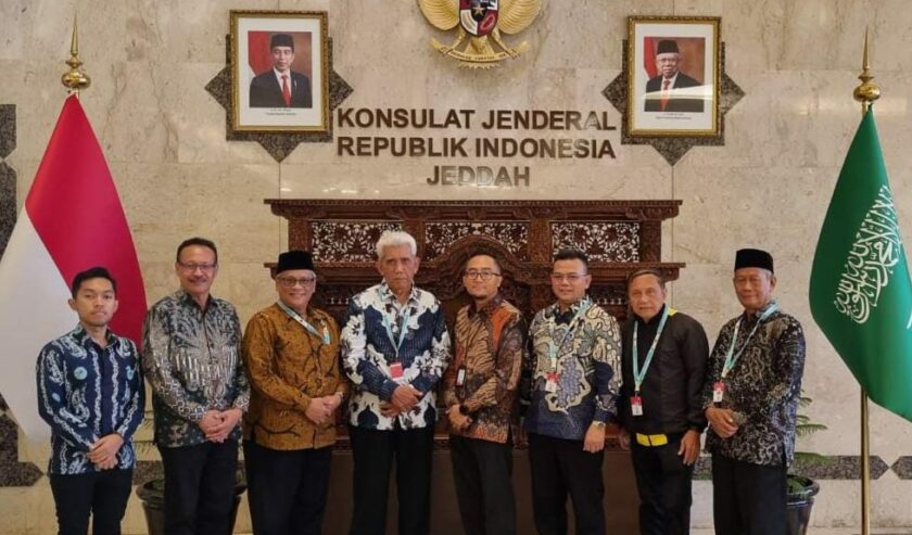 Jajaran pimpinan Unesa bersama jajaran pelaksana fungsi penerangan dan sosial budaya Konsulat Jenderal Republik Indonesia (KJRI) Jeddah.