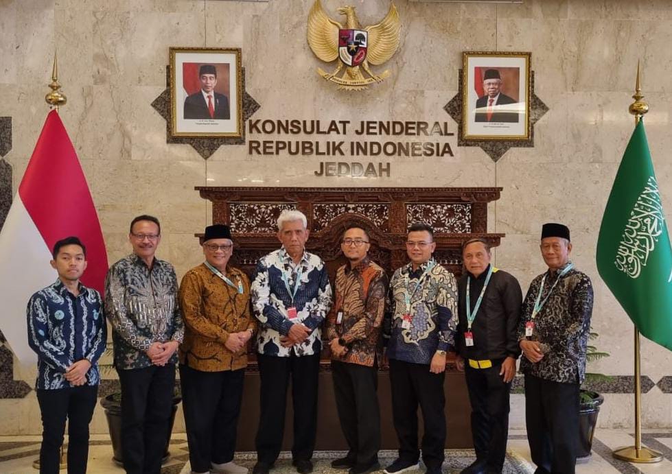 Jajaran pimpinan Unesa bersama jajaran pelaksana fungsi penerangan dan sosial budaya Konsulat Jenderal Republik Indonesia (KJRI) Jeddah.