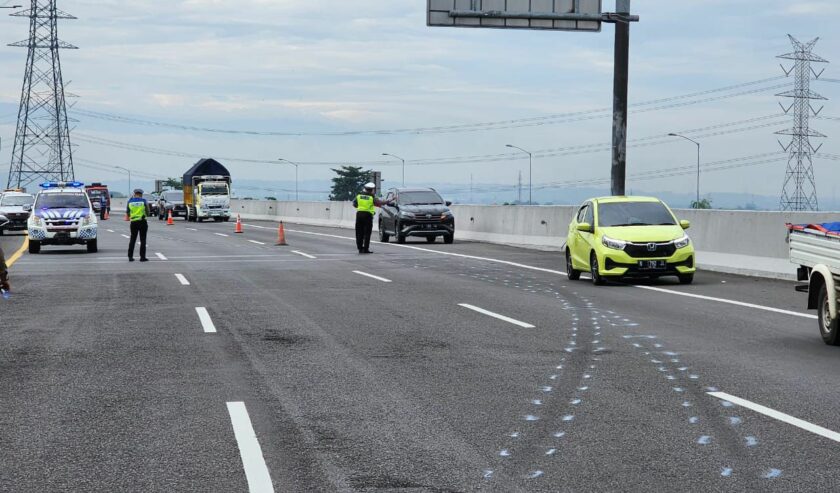 Polisi ketika melakukan oleh TKP di kilometer 768.400 B, lokasi tabrakan Porsche dan Grand Livina, Senin (18/3/2024). Foto: Dok. Satlantas Polresta Sidoarjo