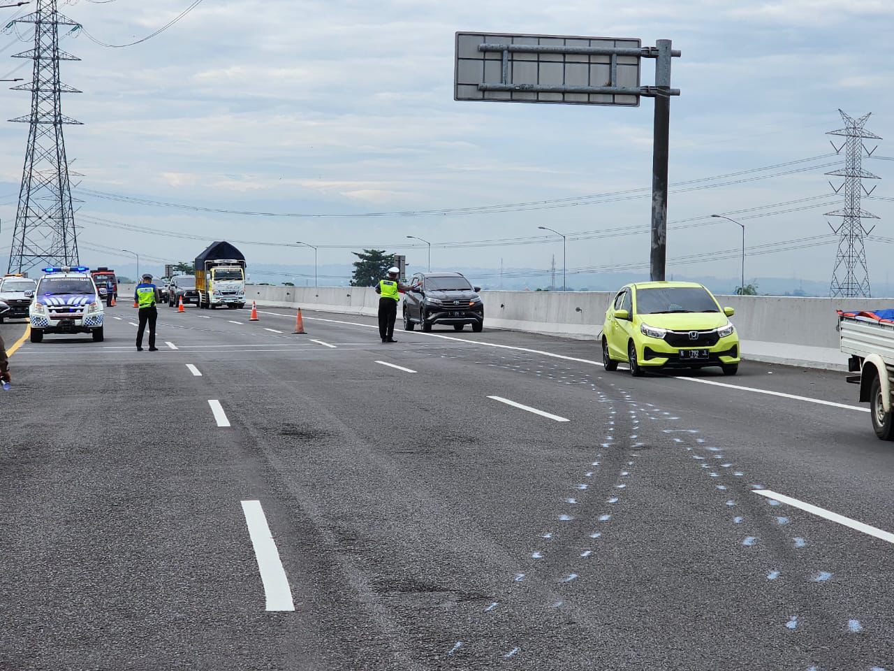 Polisi ketika melakukan oleh TKP di kilometer 768.400 B, lokasi tabrakan Porsche dan Grand Livina, Senin (18/3/2024). Foto: Dok. Satlantas Polresta Sidoarjo