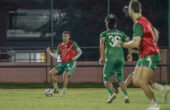 Yan Victor bek asing Persebaya saat menjalani sesi latihan.