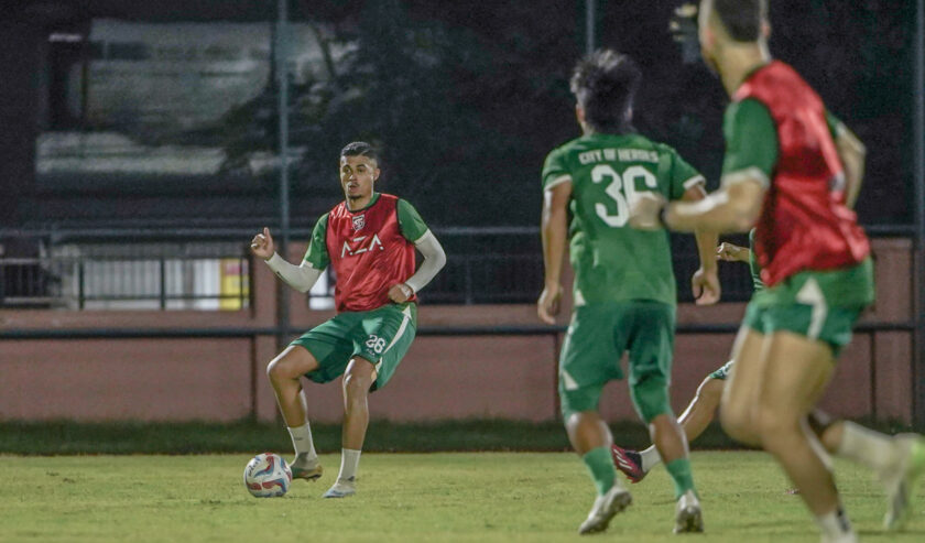 Yan Victor bek asing Persebaya saat menjalani sesi latihan.