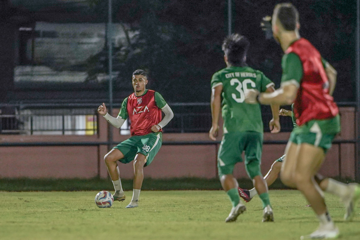 Yan Victor bek asing Persebaya saat menjalani sesi latihan.