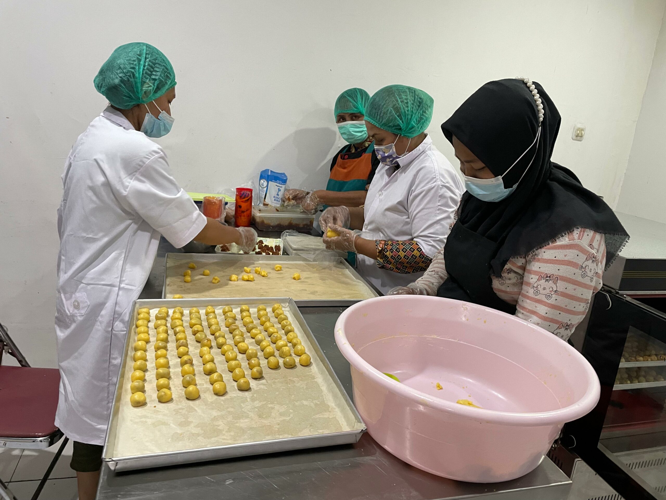 Proses pembuatan kue Honey Pastry Cookies di Jalan Adityawarman Surabaya, Rabu (20/3/2024). Foto: Firman magang suarasurabaya.net