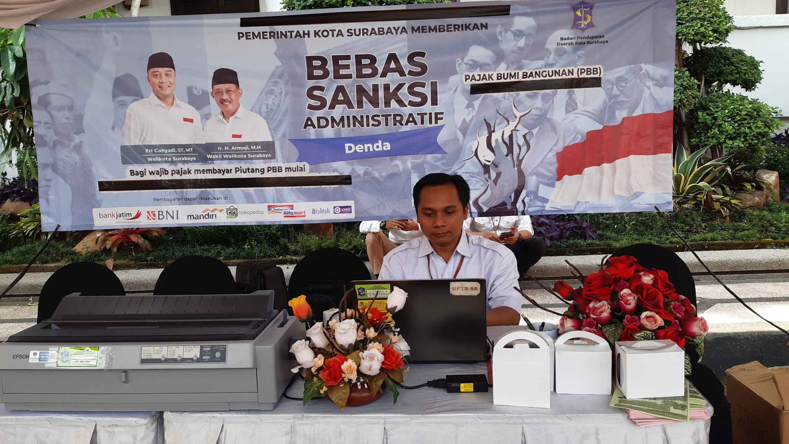 M Bangga Diwa Abianta Operator Mobil Keliling Badan Pendapatan Daerah (Bapenda) saat berada di booth pelayanan PBB di Bank Jatim QRIS Ramadan Vaganza yang digelar di Balai Kota Surabaya, Rabu (27/3/2024). Foto: Ikke magang suarasurabaya.net